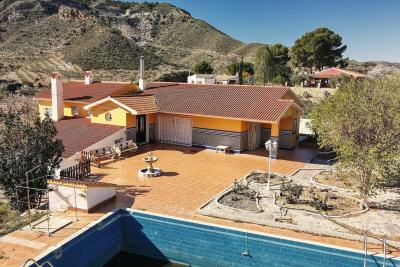 Espacioso Chalet con piscina privada, Lubrin
